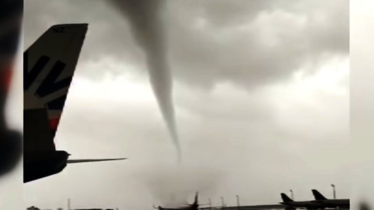 Plusieurs tornades balaient le tarmac de l'aéroport d'Antalya