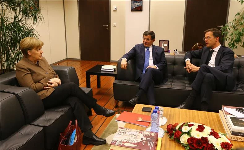 Réunion entre Davutoglu, Merkel, et le Premier ministre des Pays-Bas, à Bruxelles