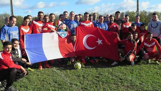 Au stade des Briotais, les drapeaux français et turc unis