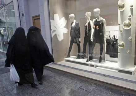 La burqa est réglementée dans certains pays musulmans