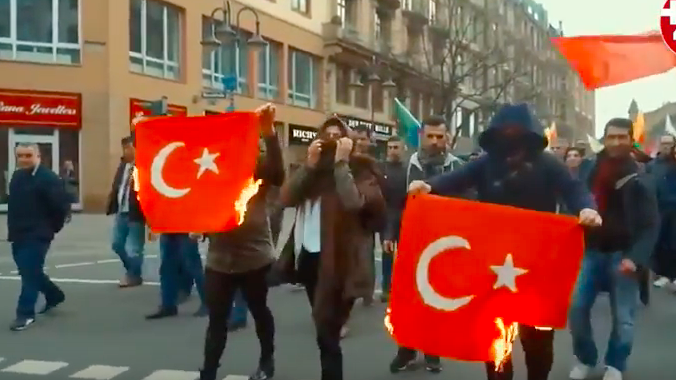 [Frankfurt] - Les terroristes du YPG brûle le drapeau turc en Allemagne
