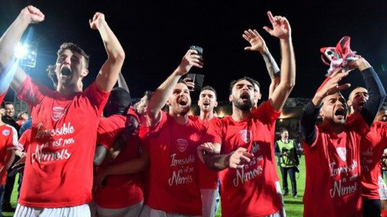 Un footballeur de Nîmes reprend un élu Front National sur Twitter