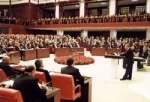 Législatives en Turquie : l'AKP conserve la majorité absolue au Parlement