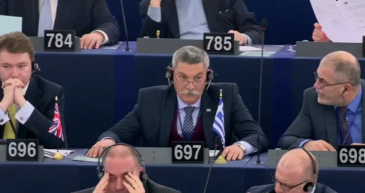 Un eurodéputé du parti néo-nazi grec « Aube Dorée » expulsé du Parlement européen
