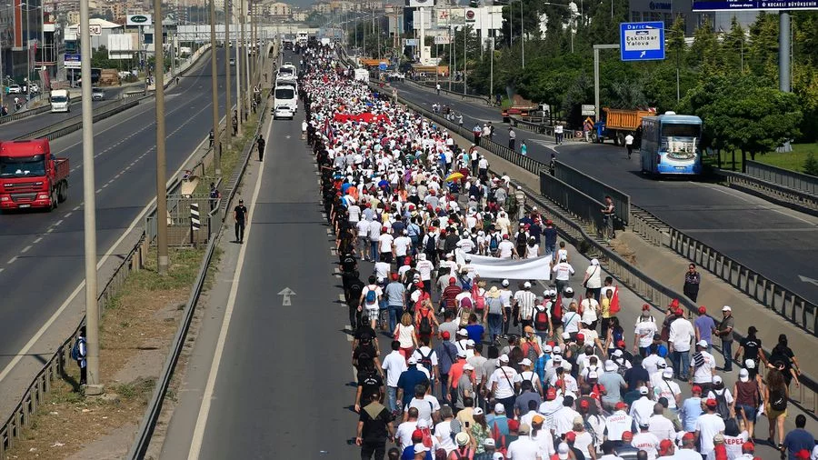 Turquie : la "marche de la justice" met à l'épreuve Erdogan