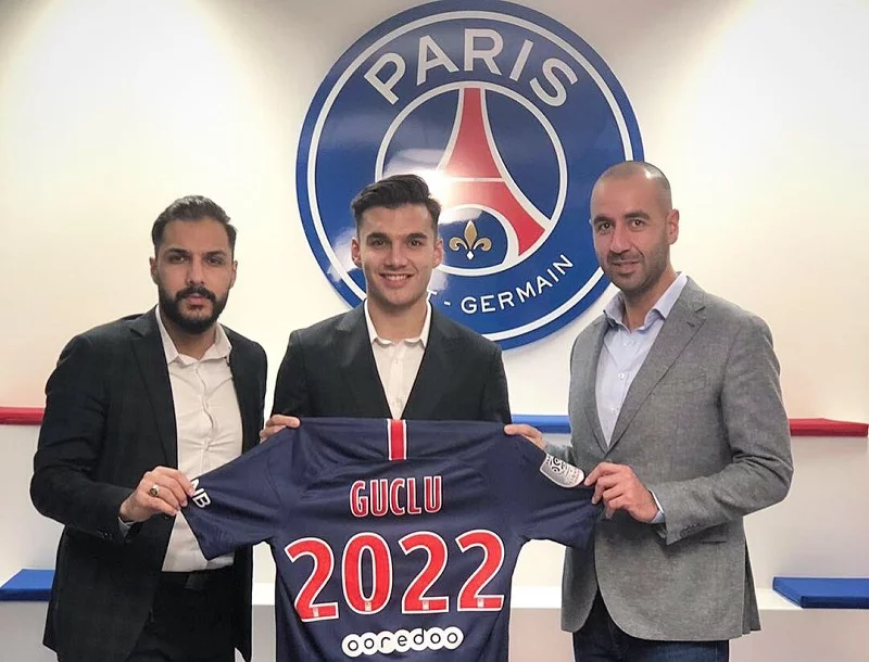 Metehan Guclu signe son premier contrat professionnel au PSG