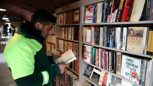 En Turquie, des éboueurs donnent une deuxième vie aux livres jetés