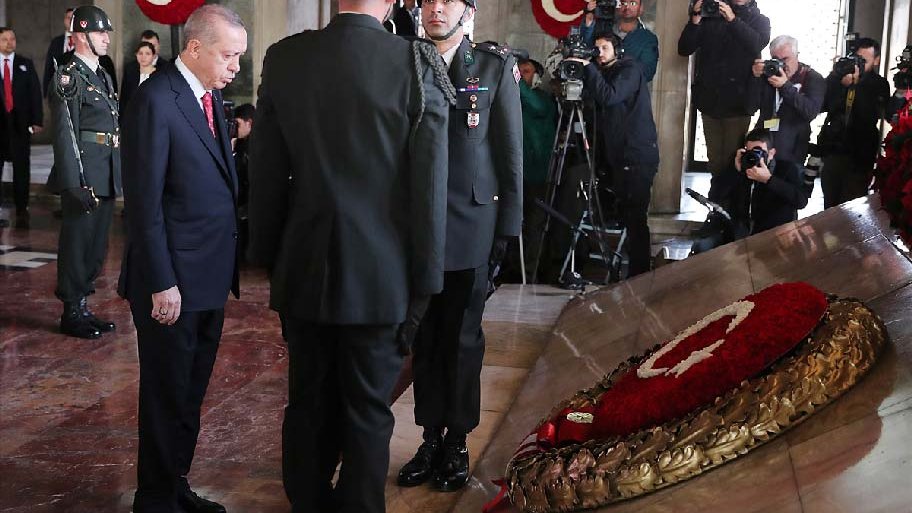 Fête de la République : le président Erdogan visite le mausolée d'Ataturk et signe le livre d'or