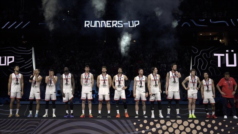 Défaite en finale face à l'Allemagne ! Vous êtes notre fierté, 12 Géants