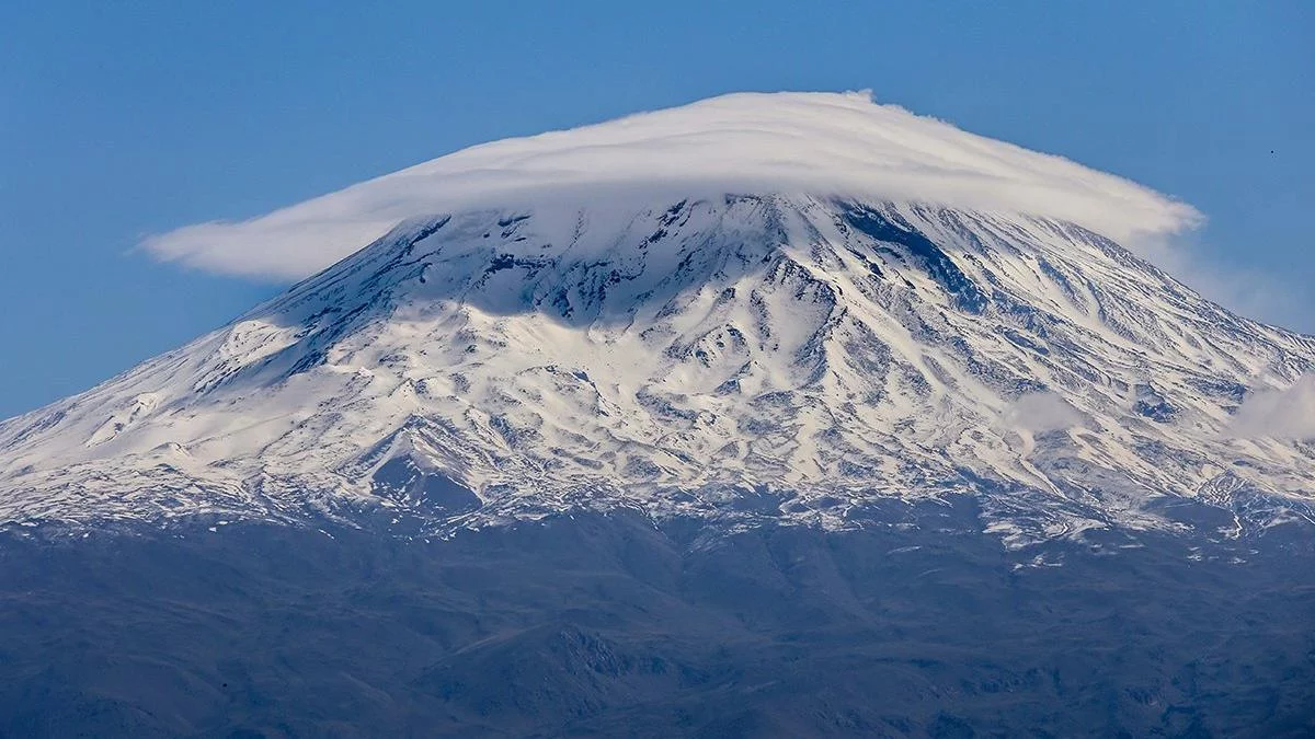 Un nuage s'est posé sur la cime du Mont Ağrı Dağı