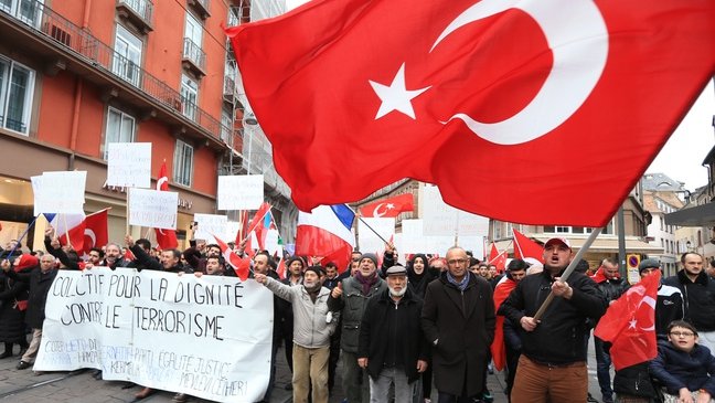 Strasbourg : Près de 700 personnes favorables au gouvernement turc défilent dans la ville