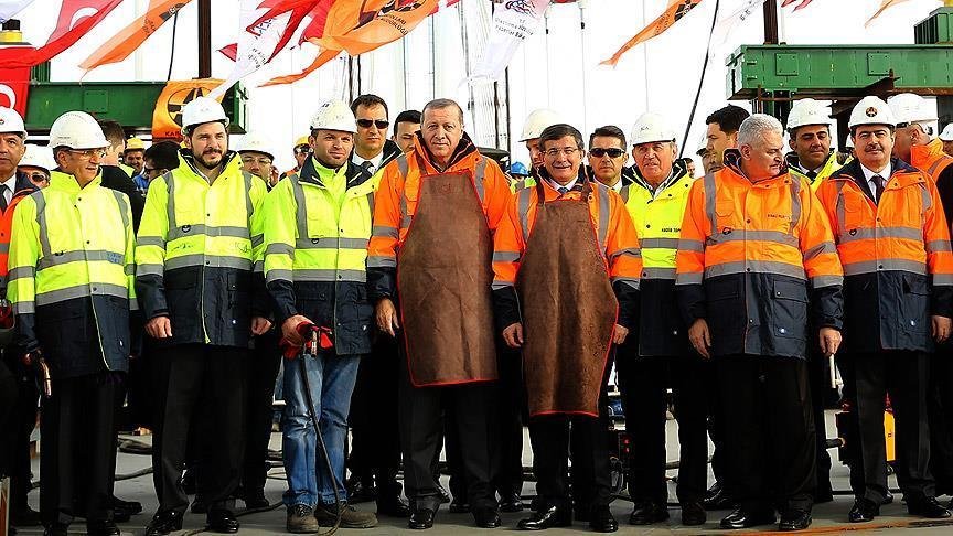 Turquie : Erdogan et Davutoglu participent à la cérémonie d'installation du dernier tronçon du troisième pont d'Istanbul