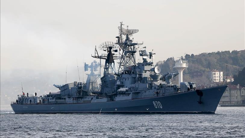 Turquie : Un navire de guerre russe traverse le Bosphore à Istanbul