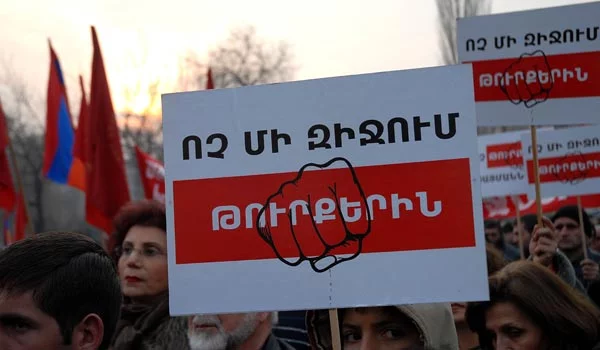 Erevan : Manifestation des nationalistes Dashnaks contre les protocoles arméno-turcs (Arménie/Turquie)