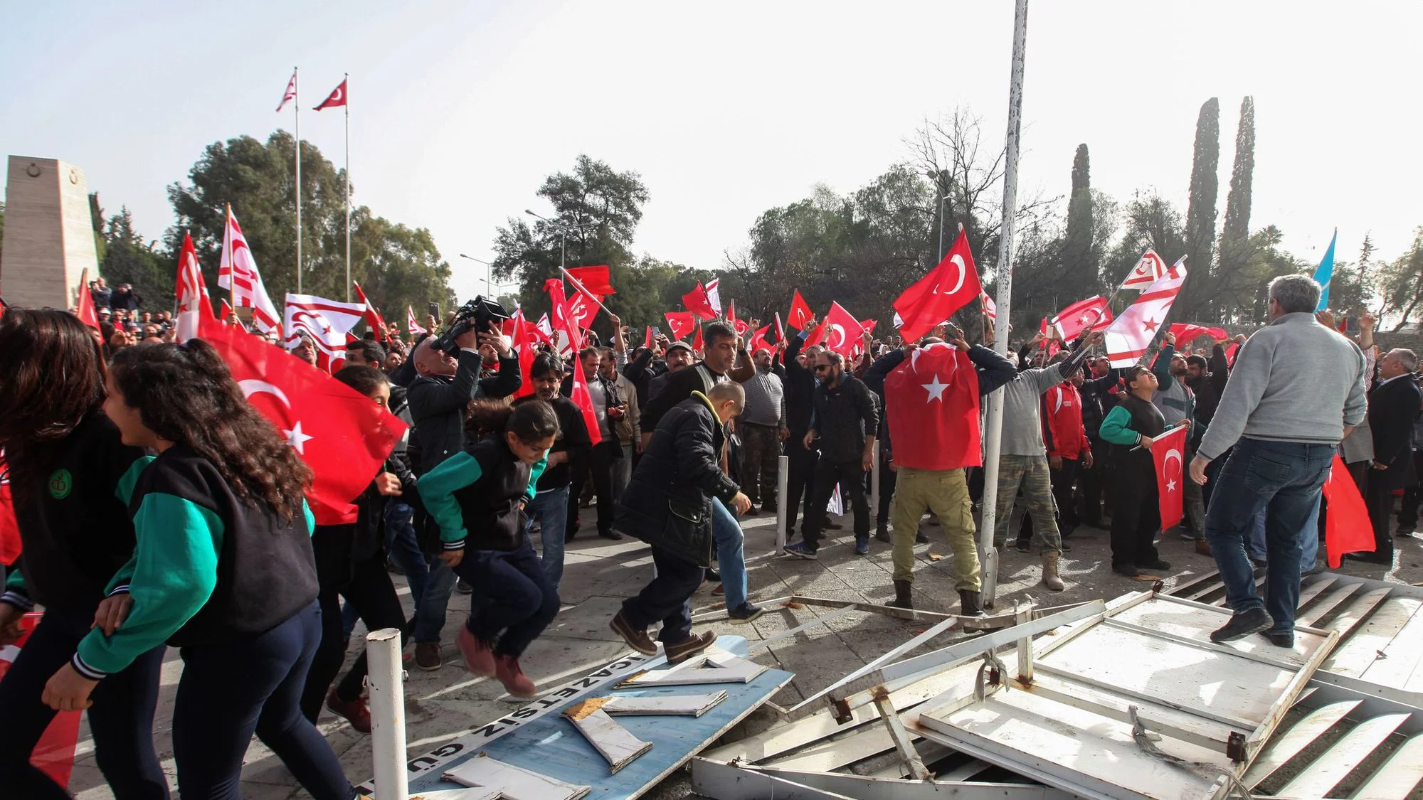 Chypre-Nord : des manifestants caillassent un journal critiquant l'offensive turque en Syrie