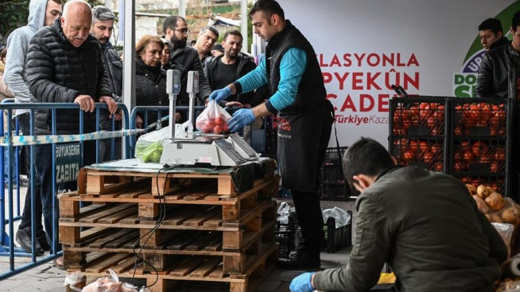 Contre l'inflation, l'Etat turc devient marchand de fruits et légumes