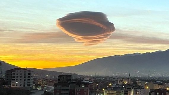 Un nuage lumineux en forme d'OVNI apparaît en Turquie