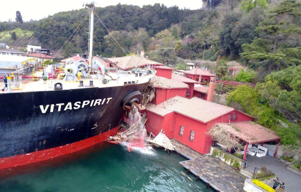 VIDEO : Un cargo de 225 mètres éventre une villa historique à Istanbul