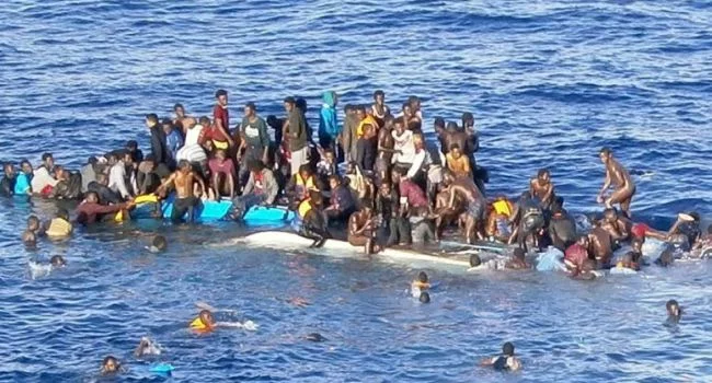 YUNAN SAHİL KORUMA BOTU LASTİK BOTU PATLATIP HIZLA UZAKLAŞTI