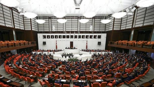 Le Parlement turc prolonge d'un an le mandat permettant l'envoi de troupes en Irak et Syrie