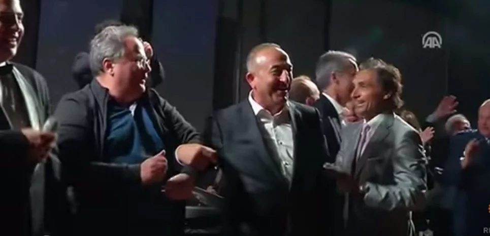Quand des ministres turc et grec chantent main dans la main "We are the World"