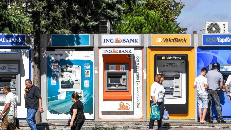 La Turquie inflige des amendes aux banques pour avoir enfreint les règles en matière de taux d'intérêt, sans avoir restructuré la dette
