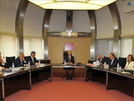 Önder Sav est élu secrétaire général du parti CHP