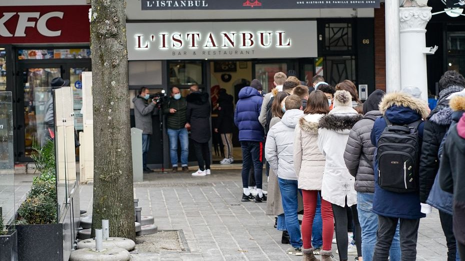 Covid-19 : à Reims, plus de 200 étudiants viennent récupérer des kebabs gratuits