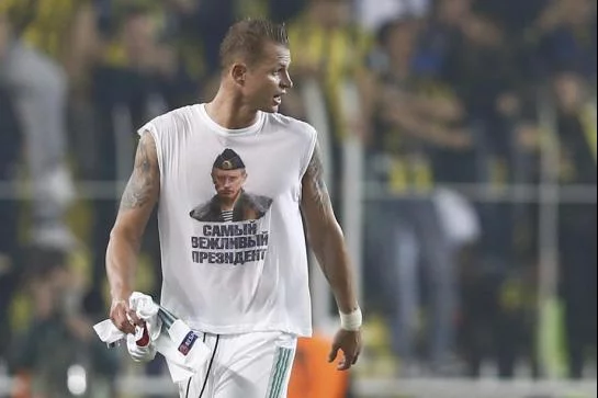 Turquie : un footballeur russe exhibe un T-shirt avec une photo de Poutine
