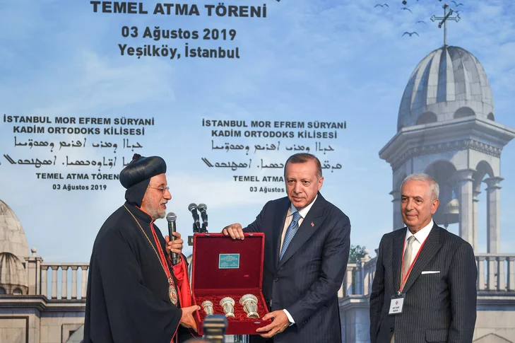 Erdogan pose la première pierre d'une église syriaque