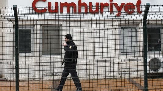 En Turquie, les colonnes des journalistes de Cumhuriyet arrêtés restent vides symboliquement