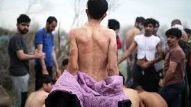 Des réfugiés forcés de se dénuder pour leur retour forcé en Turquie