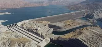 Le mégaprojet, le barrage et la centrale hydroélectrique (HES)