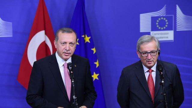 Juncker : "La Turquie s'éloigne à pas de géant de l'Europe"