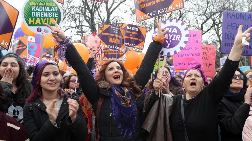 Turquie : les femmes protestent parce qu'on leur interdit de porter un short