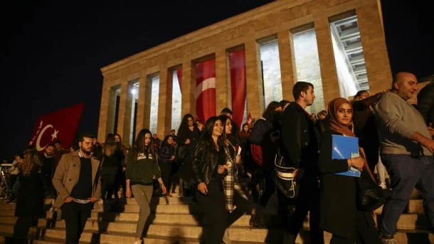 Afflux de visiteurs au mausolée d'Ataturk à l'occasion du 10 novembre