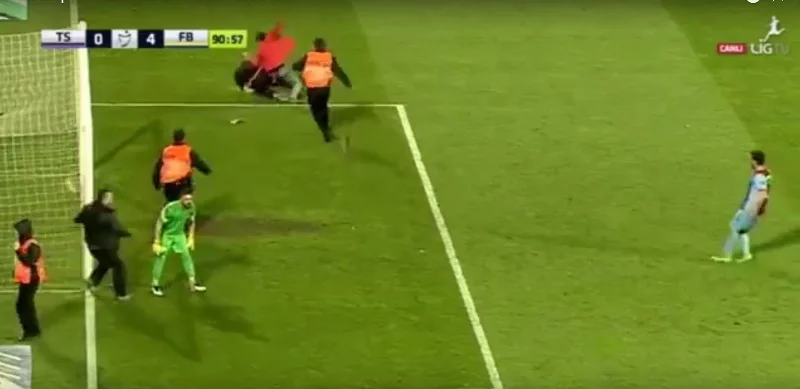 Turquie : arbitre agressé, le match Trabzonspor - Fenerbahçe arrêté