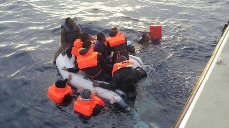 Des gardes-côtes grecs tentent de couler un bateau de migrants