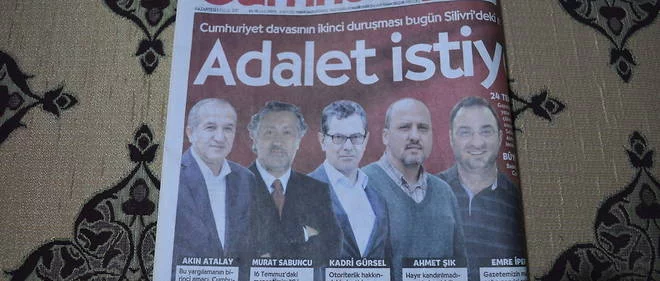 Turquie : cinq journalistes du "Cumhuriyet" maintenus en détention