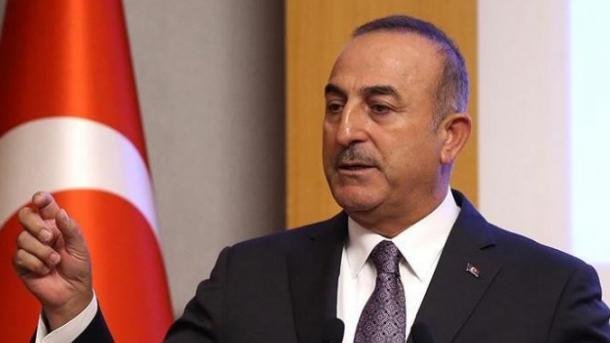 Cavusoglu : Macron a outrepassé les limites