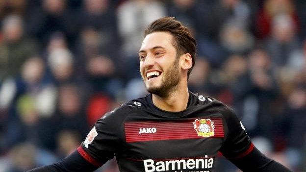 L'AC Milan recrute l'international turc de Leverkusen Hakan Calhanoglu