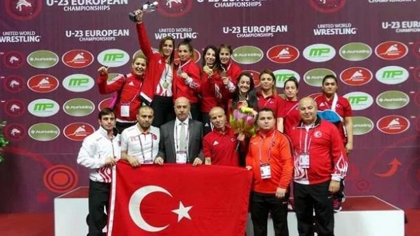 Les lutteuses turques Asli Tugcu et Derya Bayhan remportent la médaille de bronze