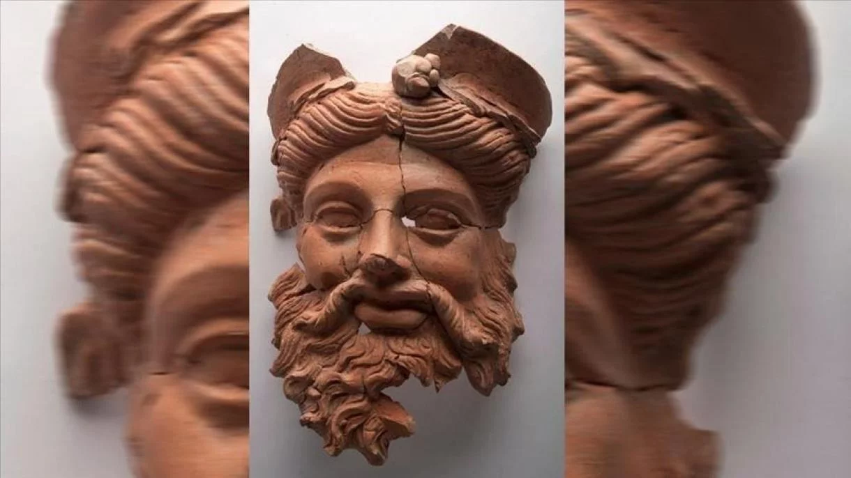 Dionysos, le masque grec ancien en terre cuite découvert en Turquie