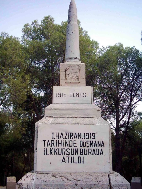 ALİ ÇETİNKAYA OU LA 1è BALLE CONTRE L'ENNEMI