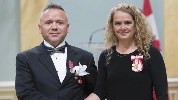 Riza Kasikcioglu reçoit la Médaille de la Bravoure au Canada