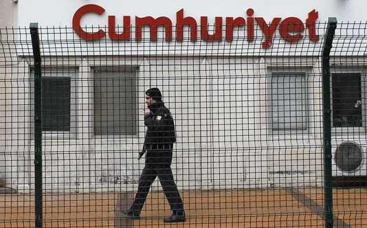 En Turquie, les colonnes des journalistes de Cumhuriyet arrêtés restent vides symboliquement