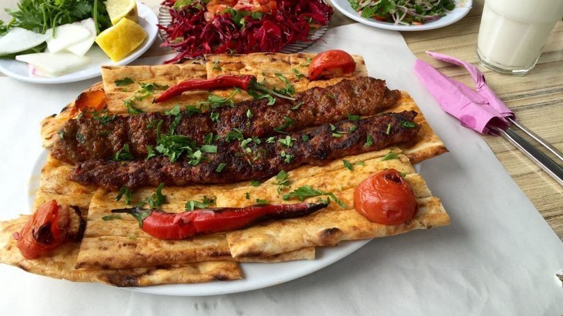 Adana kebab une spécialité phare de la cuisine turque