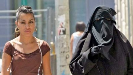 Des musulmans pour l'interdiction de la burqa 