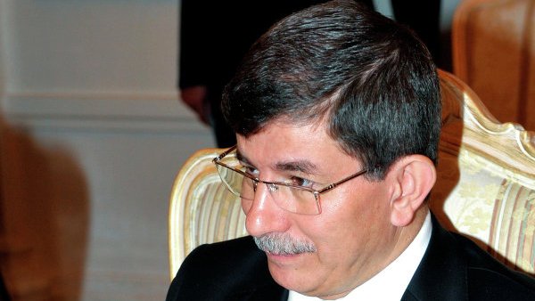 Le ministre turc des AE appelle Kurdes syriens à garder leur distance au régime syrien