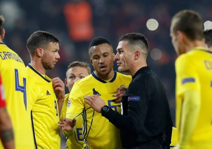 L'arbitre de Turquie-Suède a-t-il vendu le match ?